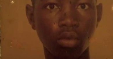 𝐇𝐨𝐦𝐦𝐚𝐠𝐞 𝐚̀ 𝐀𝐥𝐚𝐢𝐧 𝐄𝐲𝐞𝐰𝐞, 𝐞𝐧𝐟𝐚𝐧𝐭 𝐟𝐚𝐮𝐜𝐡𝐞́ 𝐩𝐨𝐮𝐫 𝐥𝐚 𝐝𝐞́𝐦𝐨𝐜𝐫𝐚𝐭𝐢𝐞