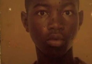 𝐇𝐨𝐦𝐦𝐚𝐠𝐞 𝐚̀ 𝐀𝐥𝐚𝐢𝐧 𝐄𝐲𝐞𝐰𝐞, 𝐞𝐧𝐟𝐚𝐧𝐭 𝐟𝐚𝐮𝐜𝐡𝐞́ 𝐩𝐨𝐮𝐫 𝐥𝐚 𝐝𝐞́𝐦𝐨𝐜𝐫𝐚𝐭𝐢𝐞