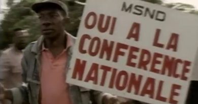 𝐇𝐨𝐦𝐦𝐚𝐠𝐞 𝐚̀ 𝐄𝐫𝐢𝐜 𝐓𝐚𝐤𝐨𝐮, 𝐞𝐧𝐟𝐚𝐧𝐭 𝐬𝐚𝐜𝐫𝐢𝐟𝐢𝐞́ 𝐝𝐞𝐬 𝐚𝐧𝐧𝐞́𝐞𝐬 𝐝𝐞 𝐛𝐫𝐚𝐢𝐬𝐞