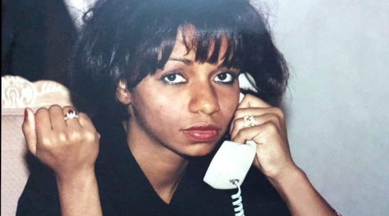 𝐄́𝐥𝐢𝐬𝐞 𝐀𝐙𝐀𝐑 – 𝐋𝐚 𝐟𝐞𝐦𝐦𝐞 𝐪𝐮𝐢 𝐚 𝐩𝐞𝐫𝐦𝐢𝐬 𝐥𝐚 𝐫𝐞𝐧𝐜𝐨𝐧𝐭𝐫𝐞 𝐞𝐧𝐭𝐫𝐞 𝐏𝐚𝐮𝐥 𝐁𝐢𝐲𝐚 𝐞𝐭 𝐂𝐡𝐚𝐧𝐭𝐚𝐥 𝐕𝐢𝐠𝐨𝐮𝐫𝐨𝐮𝐱