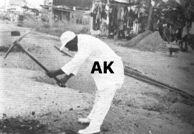 𝐋’𝐡𝐨𝐦𝐦𝐞 𝐞𝐧 𝐛𝐥𝐚𝐧𝐜 : 𝐩𝐨𝐫𝐭𝐫𝐚𝐢𝐭 𝐝’𝐮𝐧 𝐛𝐚̂𝐭𝐢𝐬𝐬𝐞𝐮𝐫 𝐝𝐢𝐬𝐜𝐫𝐞𝐭 𝐝𝐞 𝐃𝐨𝐮𝐚𝐥𝐚