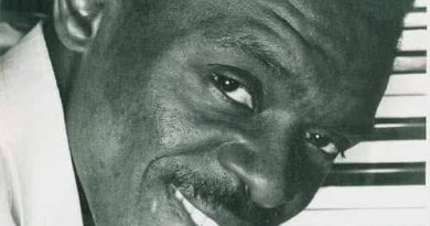 𝐈𝐥 𝐲 𝐚 𝟏𝟓 𝐚𝐧𝐬 𝐬’𝐞́𝐭𝐞𝐢𝐠𝐧𝐚𝐢𝐭 𝐍𝐤𝐨𝐧𝐨 𝐓𝐞𝐥𝐞𝐬, 𝐠𝐞́𝐧𝐢𝐞 𝐨𝐮𝐛𝐥𝐢𝐞́ 𝐝𝐞 𝐥𝐚 𝐦𝐮𝐬𝐢𝐪𝐮𝐞 𝐜𝐚𝐦𝐞𝐫𝐨𝐮𝐧𝐚𝐢𝐬𝐞.