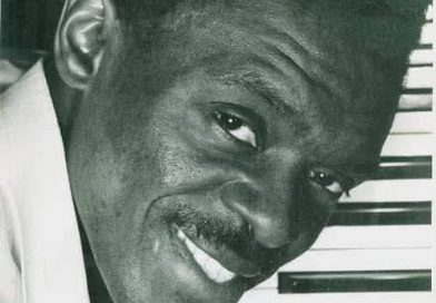 𝐈𝐥 𝐲 𝐚 𝟏𝟓 𝐚𝐧𝐬 𝐬’𝐞́𝐭𝐞𝐢𝐠𝐧𝐚𝐢𝐭 𝐍𝐤𝐨𝐧𝐨 𝐓𝐞𝐥𝐞𝐬, 𝐠𝐞́𝐧𝐢𝐞 𝐨𝐮𝐛𝐥𝐢𝐞́ 𝐝𝐞 𝐥𝐚 𝐦𝐮𝐬𝐢𝐪𝐮𝐞 𝐜𝐚𝐦𝐞𝐫𝐨𝐮𝐧𝐚𝐢𝐬𝐞.